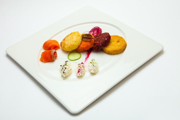 Trzy talerze z różnymi daniami